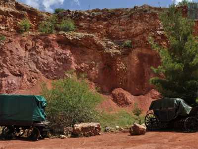 ...e strabuzziamo gli occhi quando davanti a noi vediamo due vere carrozze da diligenza, come quelle usate nel selvaggio west: serviranno per un film che verr� girato proprio nella cava di bauxite